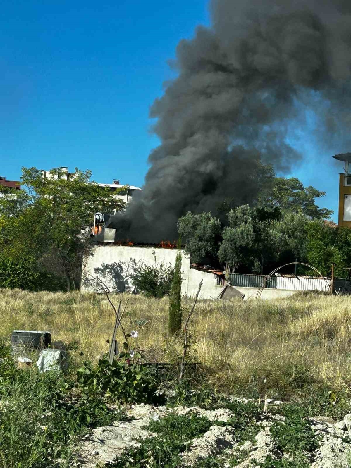 Burdur'da müştemilatta çıkan yangın eve sıçramadan söndürüldü