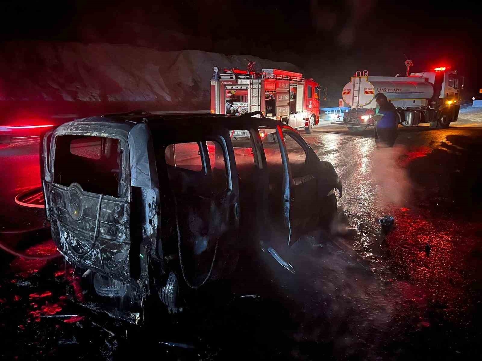 Burdur'da seyir halindeki hafif ticari araç alevlere teslim oldu