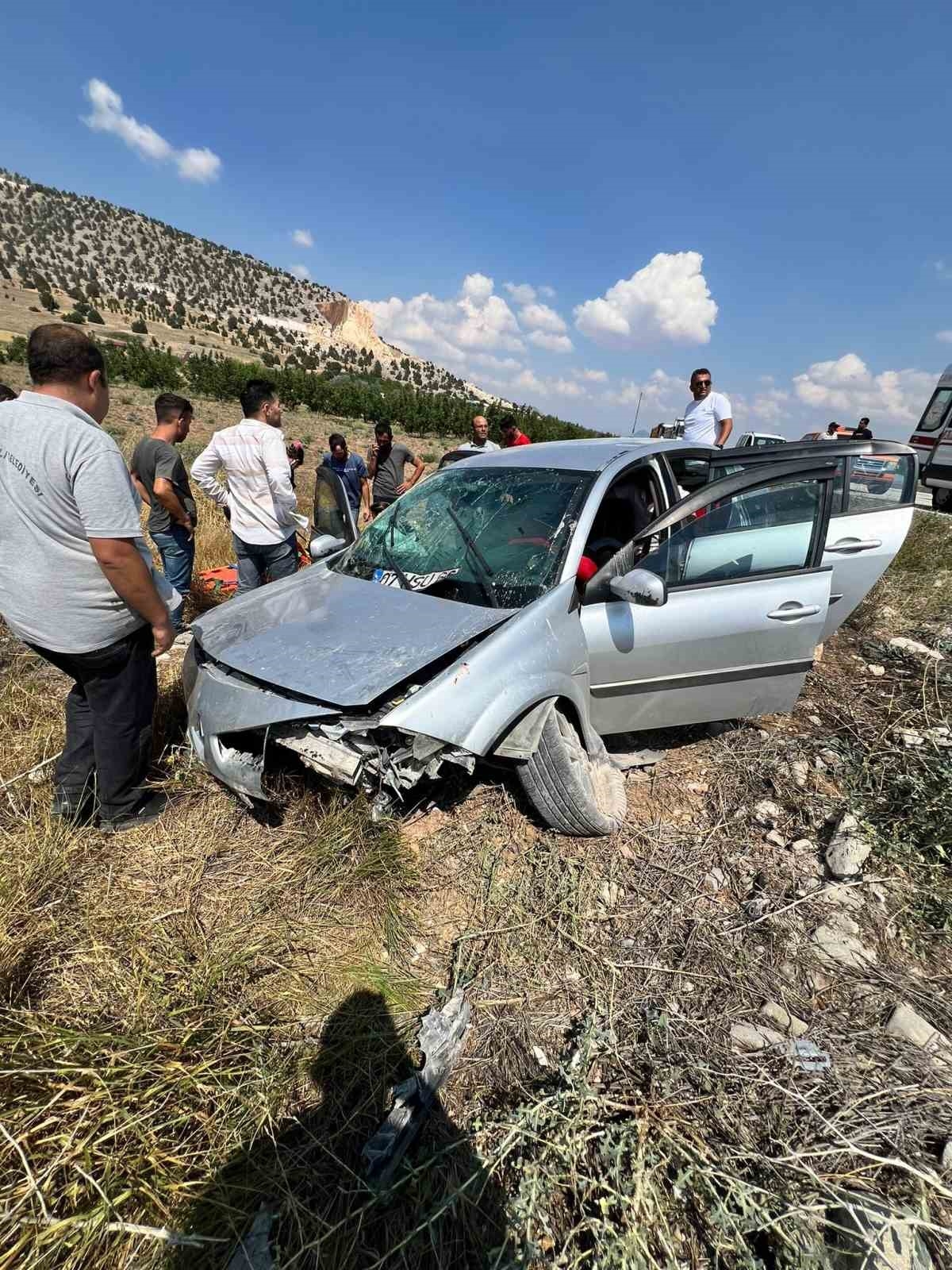 Burdur'da yoldan çıkan otomobil araziye savruldu: 8 yaralı