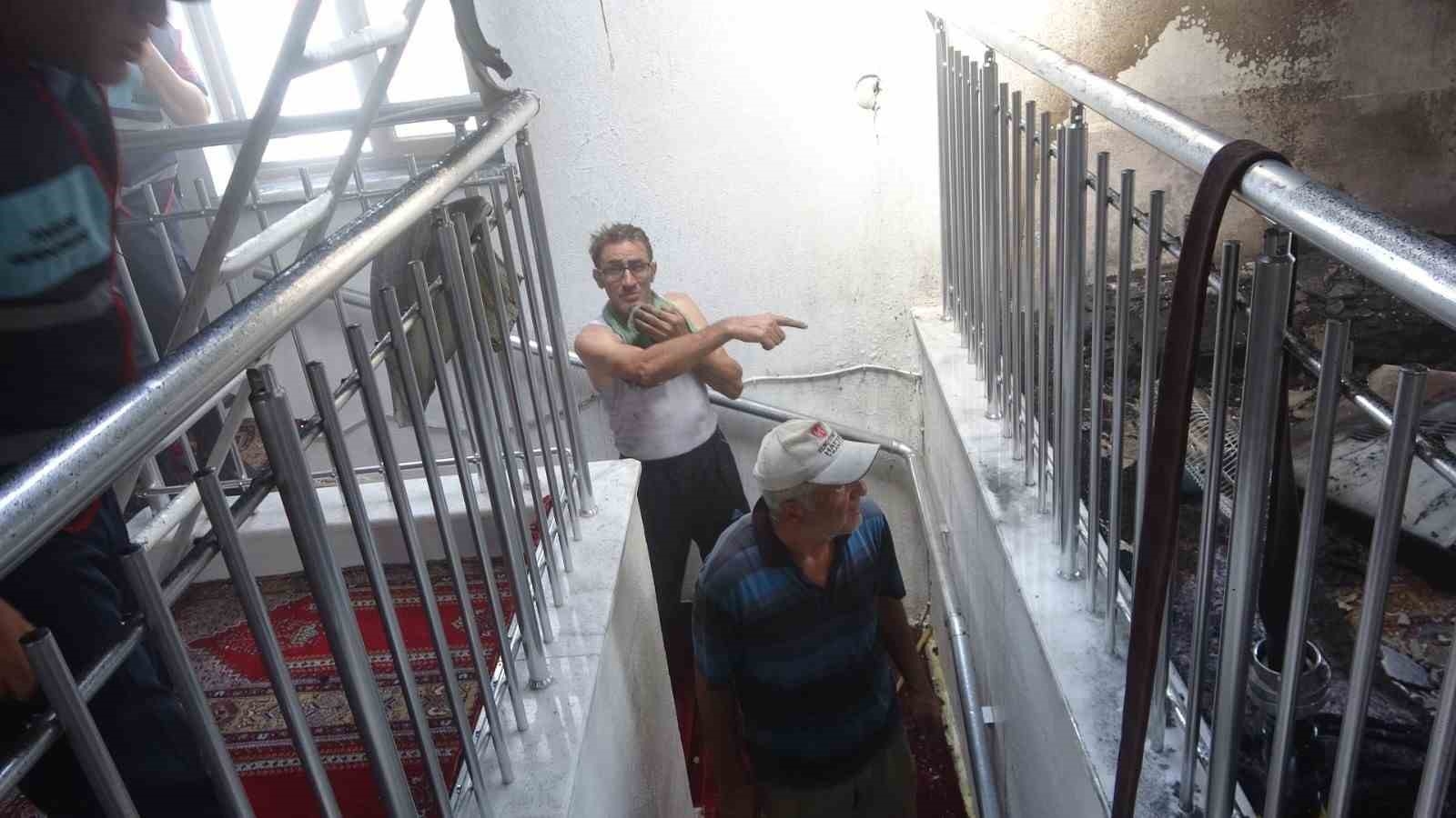 Camide çıkan yangını vatandaşlar söndürdü