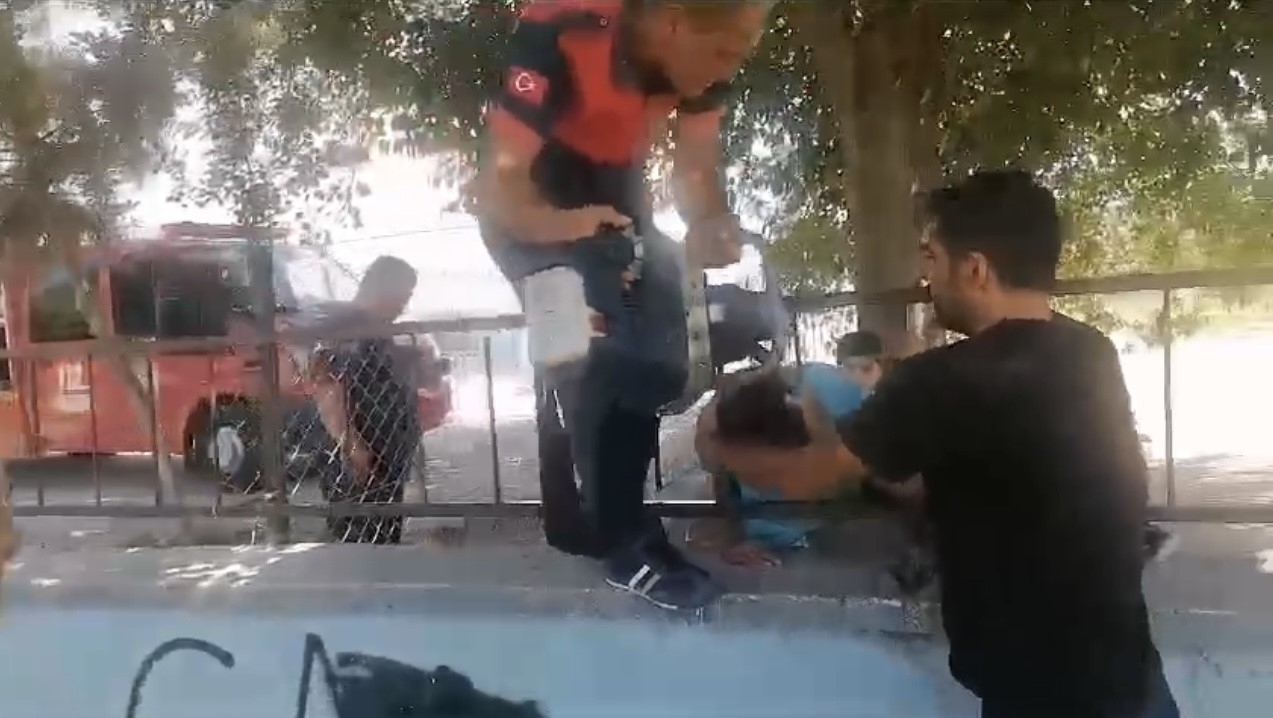 Demir korkuluğa kafası sıkışan çocuğu itfaiye kurtardı
