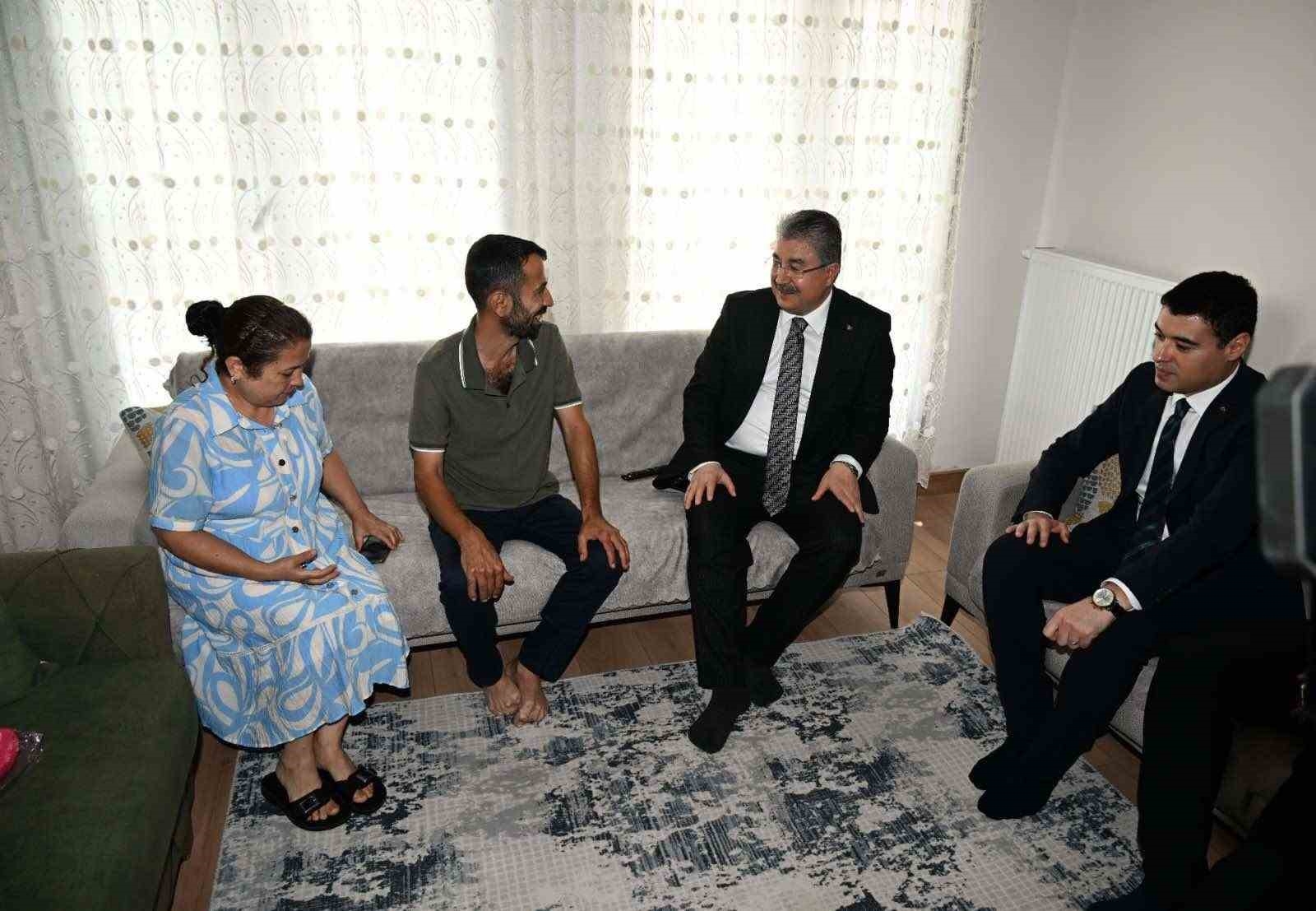 Deprem konutlarının ilk misafiri Vali Yılmaz oldu