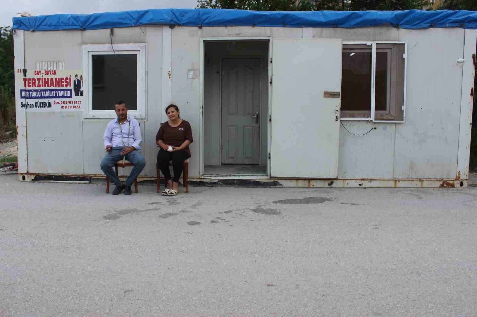 Depremin yıkamadığı 30 yıllık terzi kardeşler, mesailerini konteyner iş yerinde sürüdrüyorlar