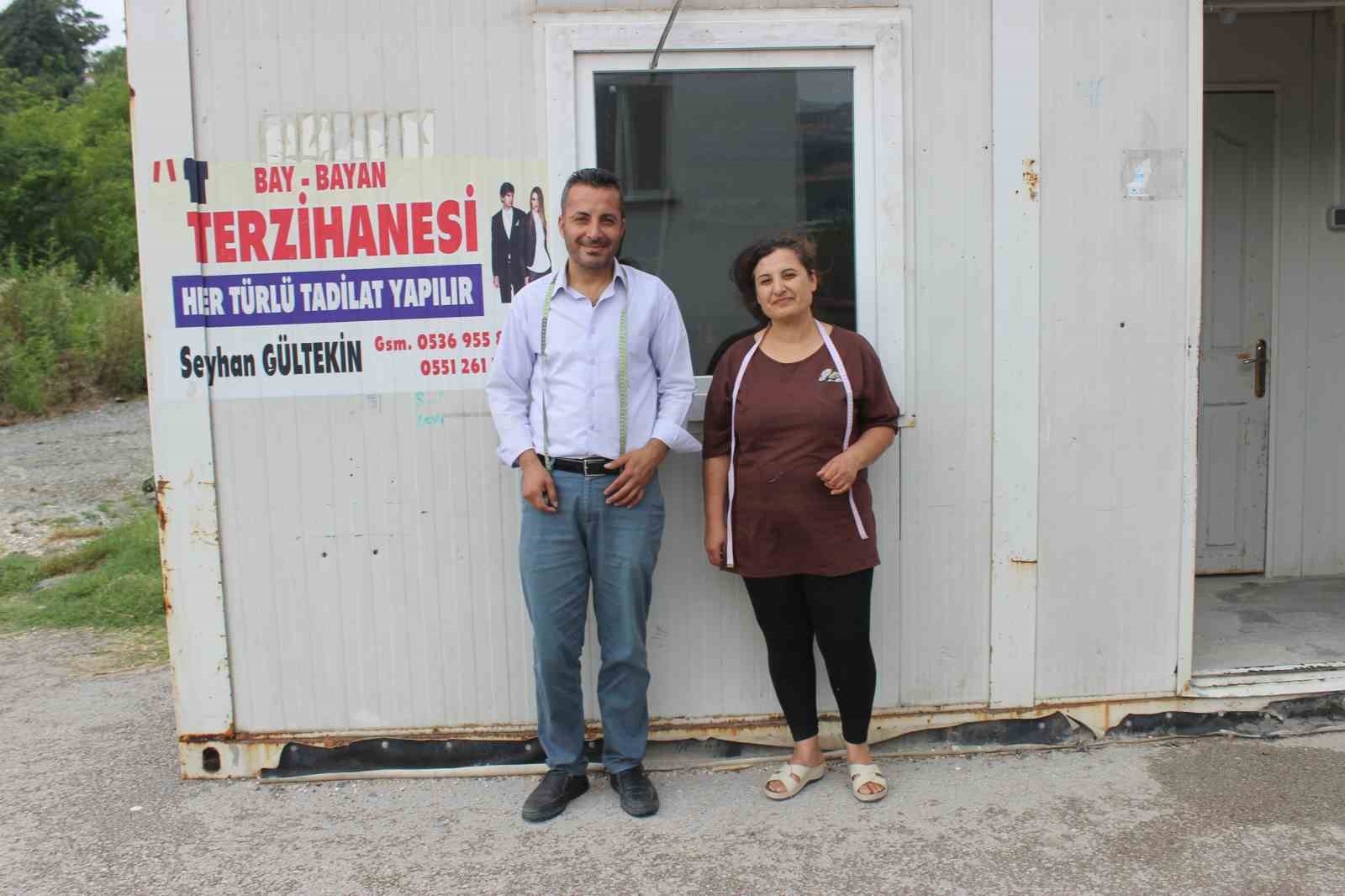 Depremin yıkamadığı 30 yıllık terzi kardeşler, mesailerini konteyner iş yerinde sürüdrüyorlar