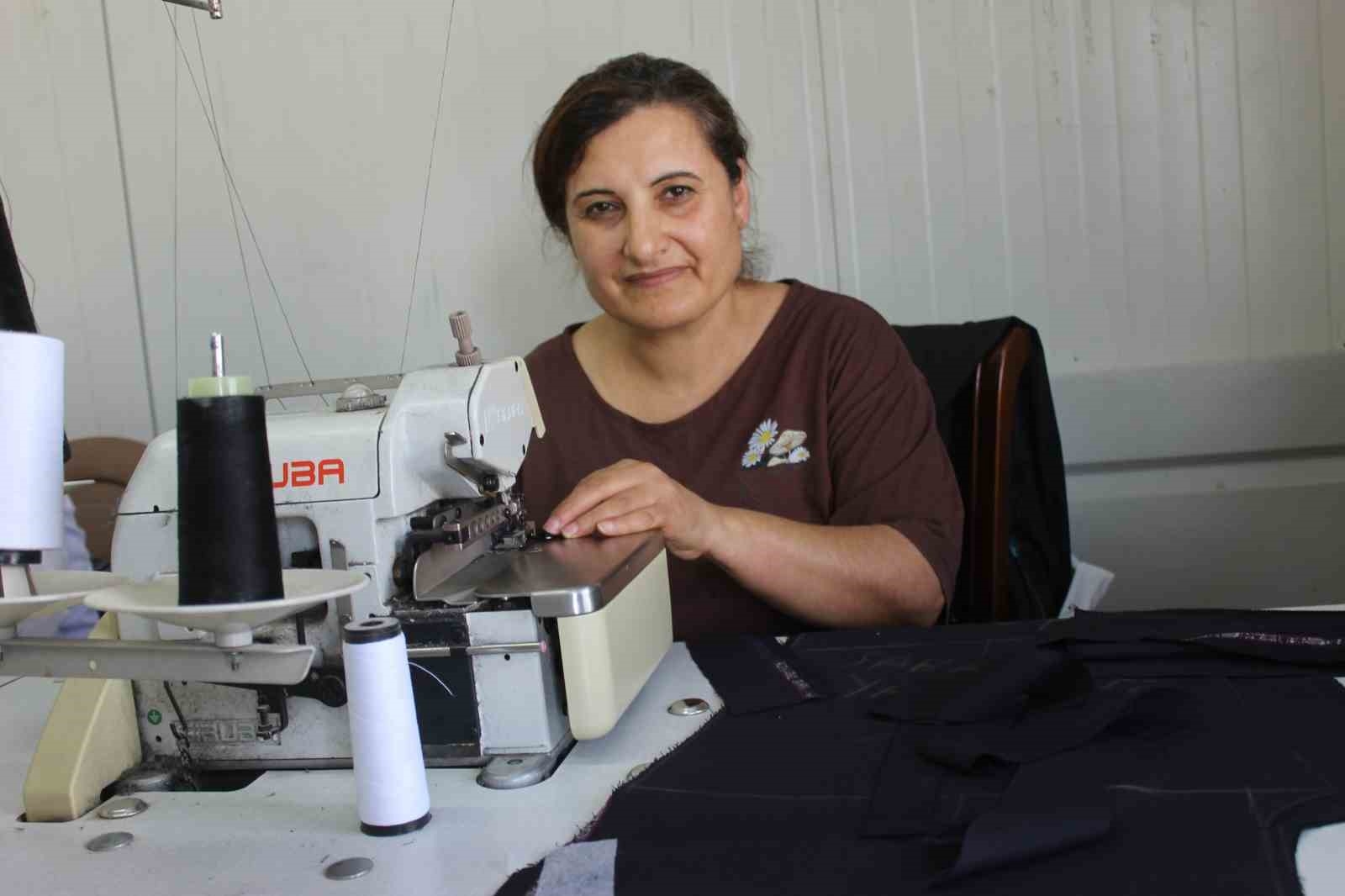 Depremin yıkamadığı 30 yıllık terzi kardeşler, mesailerini konteyner iş yerinde sürüdrüyorlar