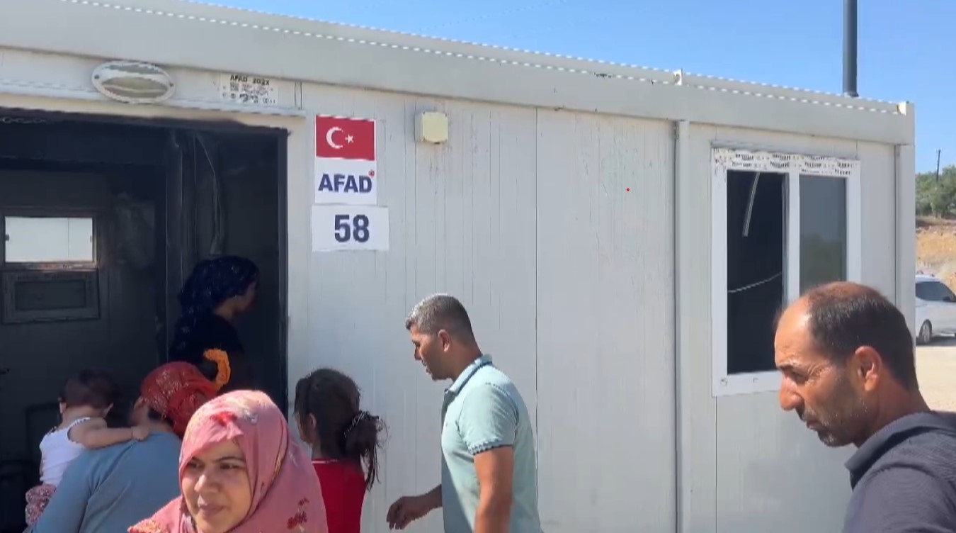 Depremzede vatandaşların yaşadığı konteyner yangında zarar gördü