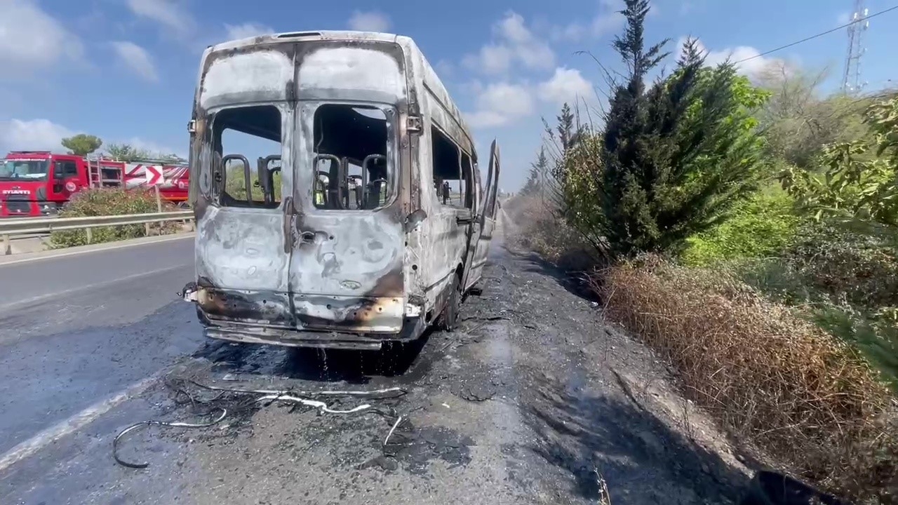 Elektrik aksamında çıkan yangın minibüsü küle çevirdi