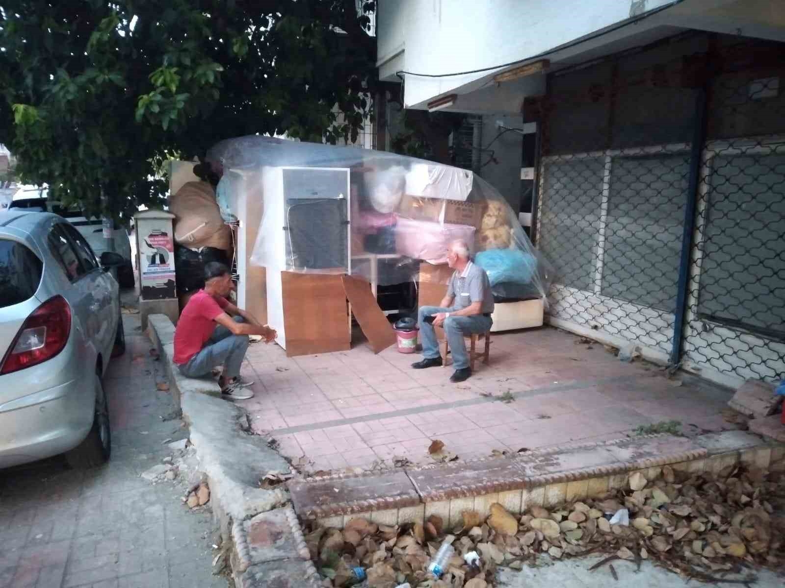 Ev sahibi ile kira konusunda anlaşamayınca sokakta kaldı