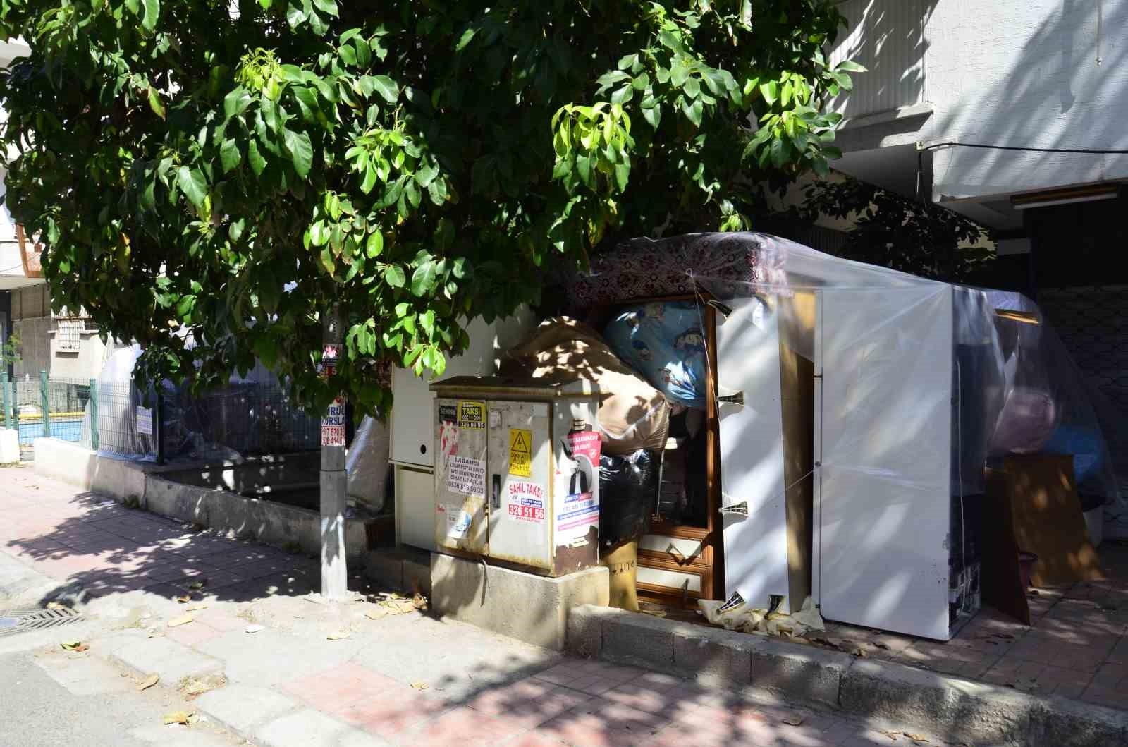 Ev sahibi ile kira konusunda anlaşamayınca sokakta kaldı