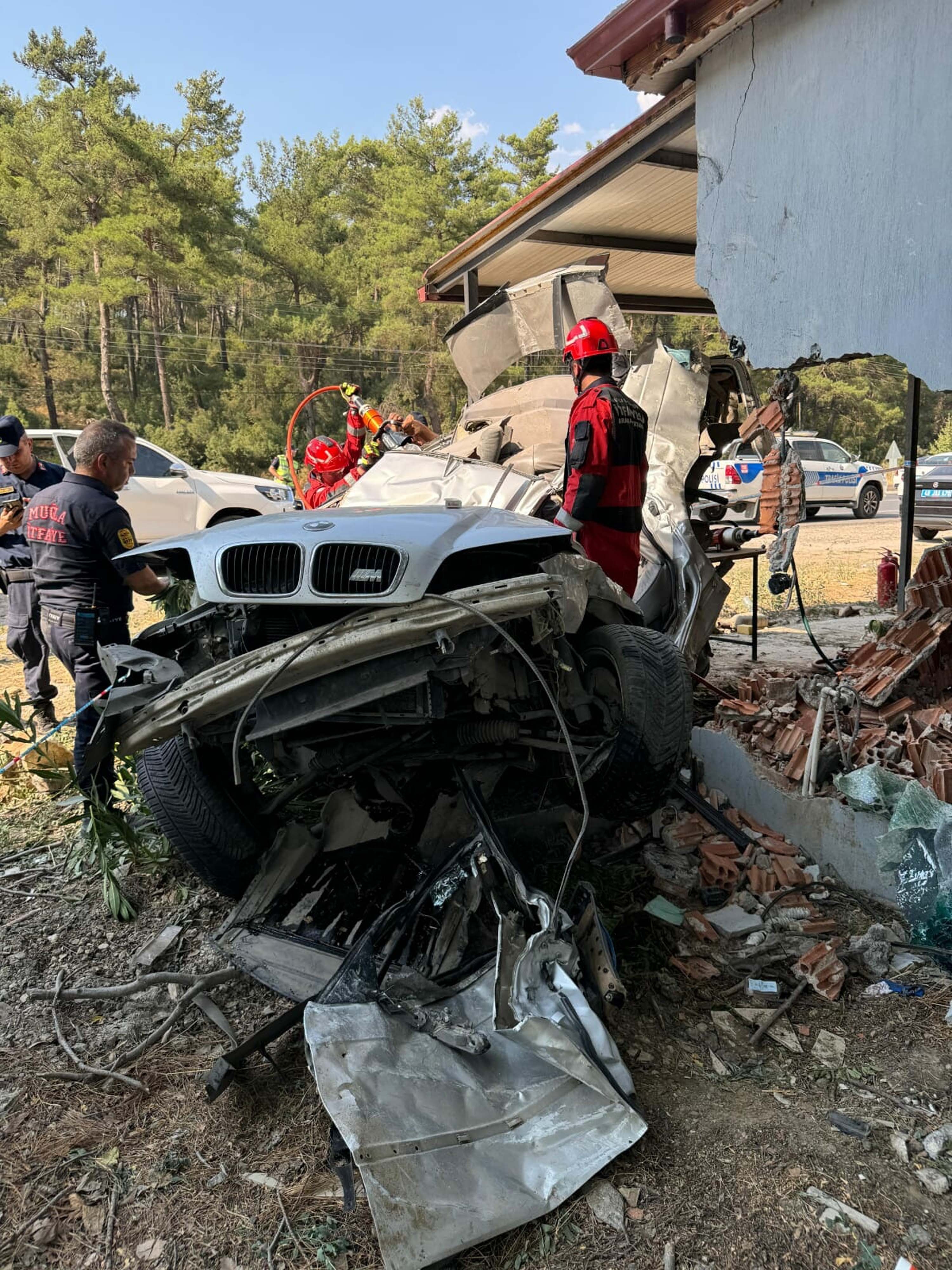 Eve çarpan otomobil sürücüsü uzman çavuş, öldü