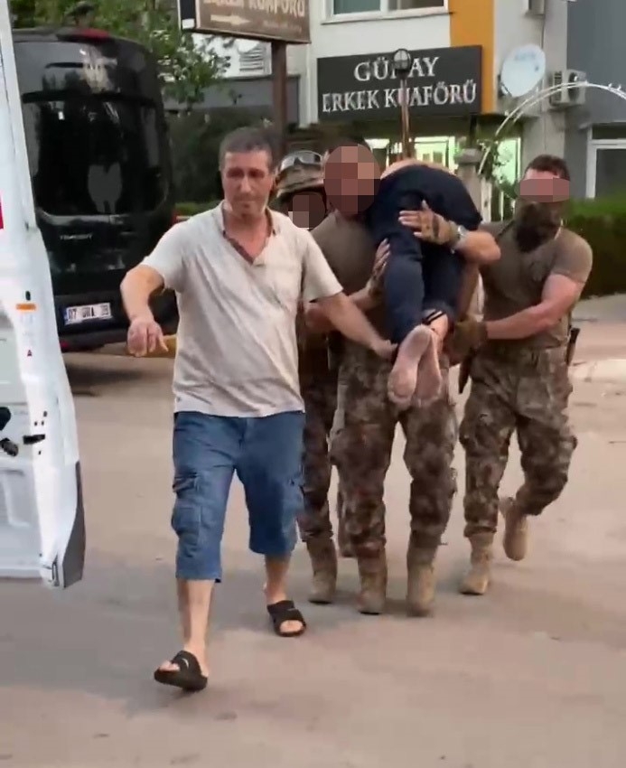 Evi ateşe verip 5 saat direndi, Özel Harekat polisinin omuzlarında binadan çıkartıldı