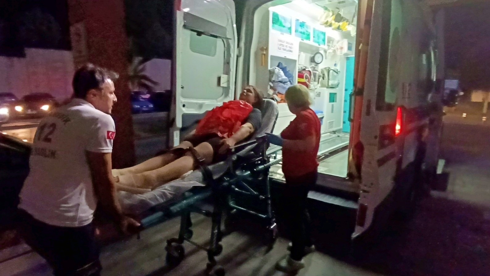 Evinin kapısı önünde sokak köpeğinin saldırısına uğradı, baldırından ısırıldı