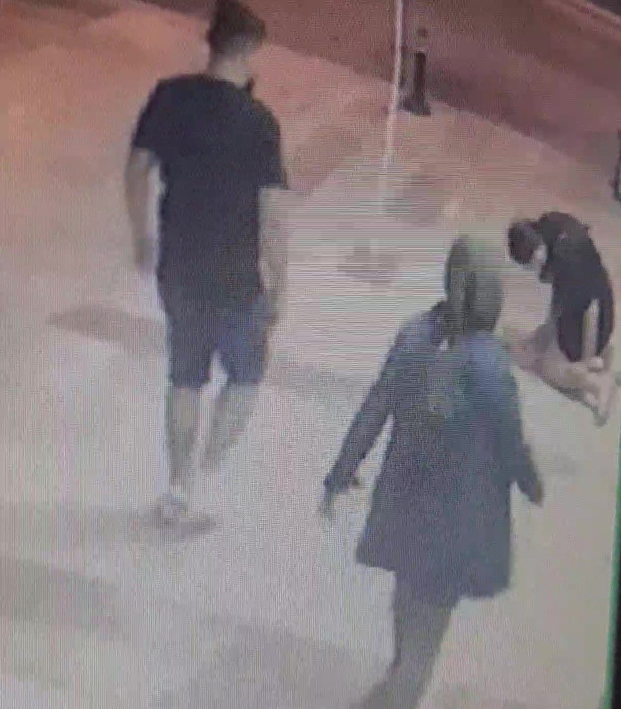 Evinin kapısı önünde sokak köpeğinin saldırısına uğradı, baldırından ısırıldı
