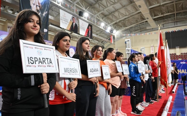 Gençler Kulüpler Türkiye Halter Şampiyonası'nda Fatmagül Çevik Türkiye rekoru kırdı