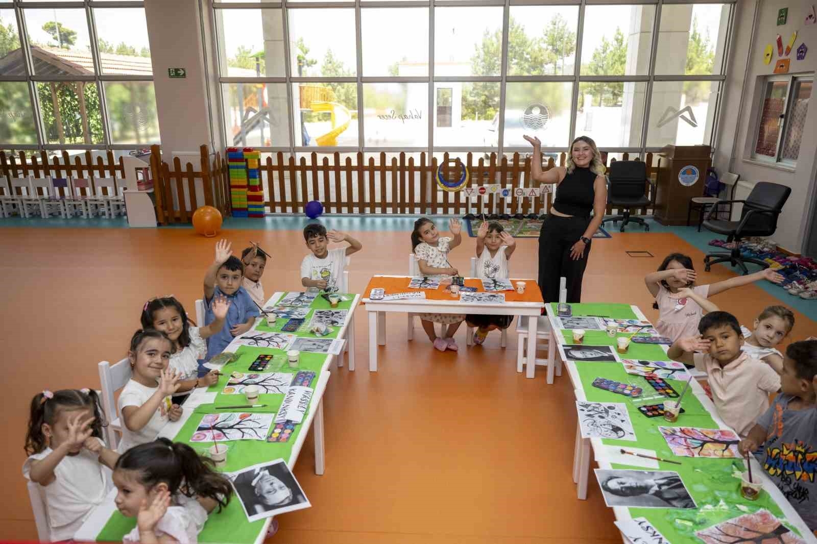 Gülnar Çocuk Atölyesi'nde çocuklar bilim ve sanatla öğreniyor