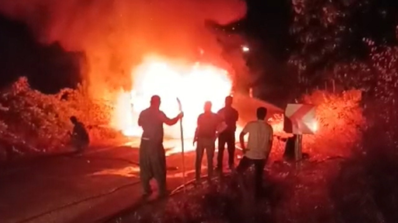 İçerisinde 4 kişinin bulunduğu seyir halindeki araç alev topuna döndü