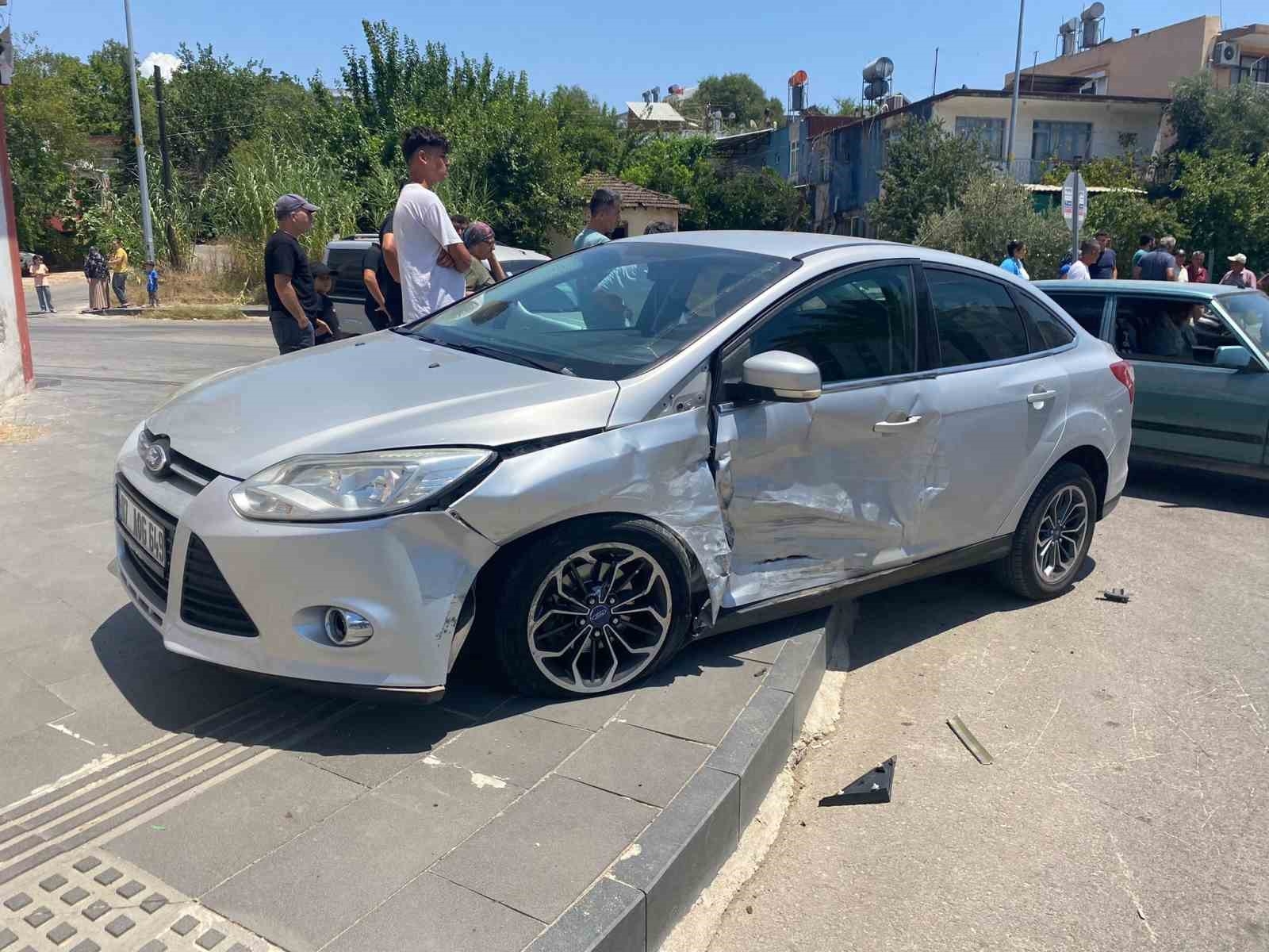 İki otomobilin çarpıştığı kazada 1 kişi yaralandı