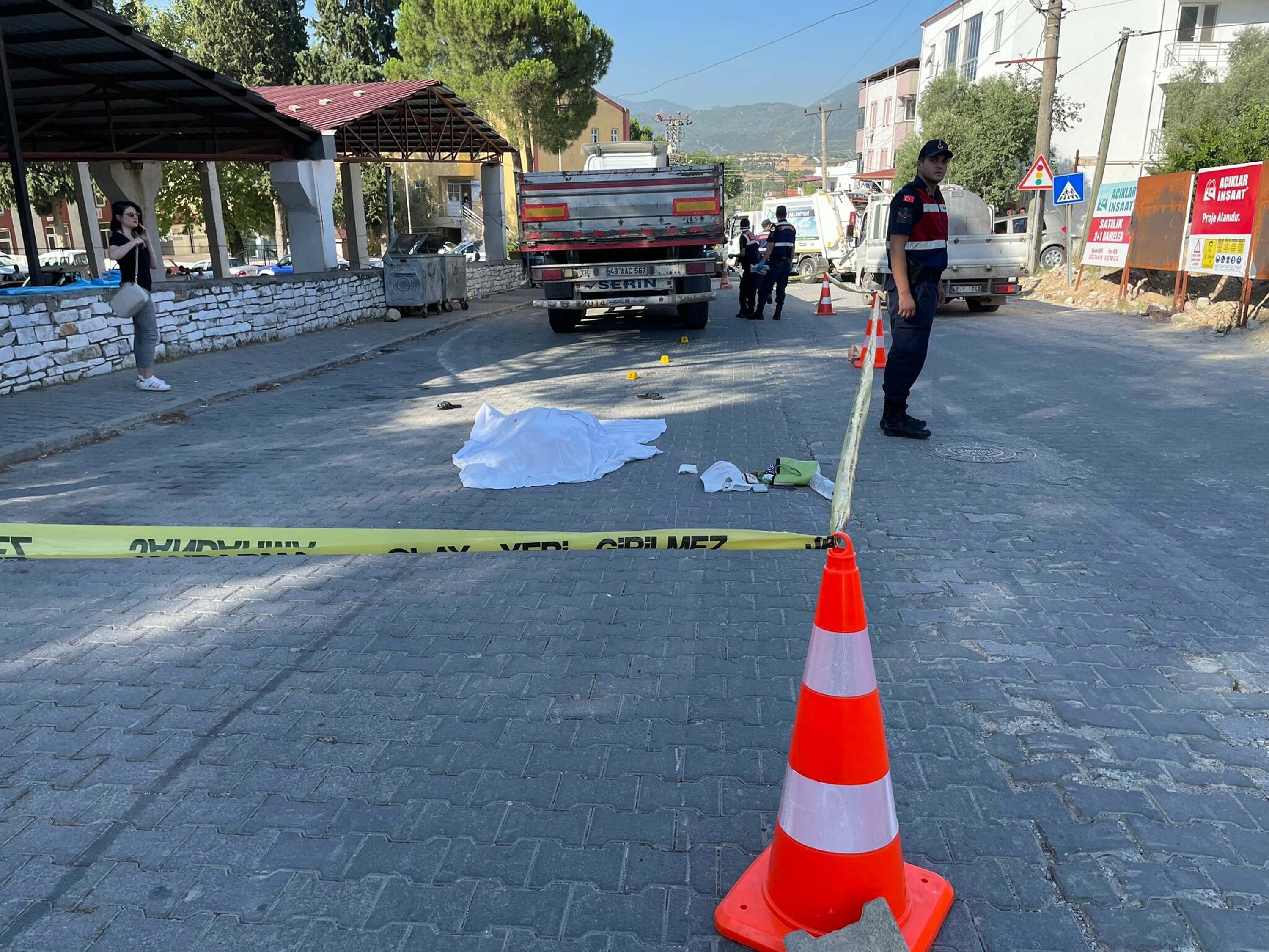 İşe giderken TIR'ın altında kalıp öldü