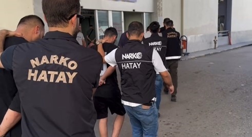 İskenderun'da evin her köşesine uyuşturucu zulalayan şahıslar polisten kaçamadı
