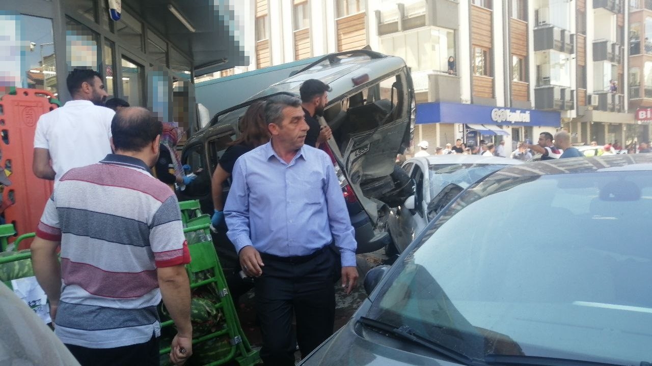 Isparta'da araçlar birbirine girdi, ortalık savaş alanına döndü: 3 yaralı