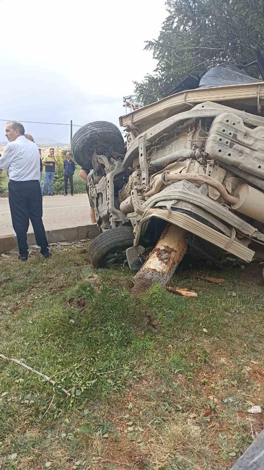 Isparta'da otomobil ağaca çarptı: 2 yaralı
