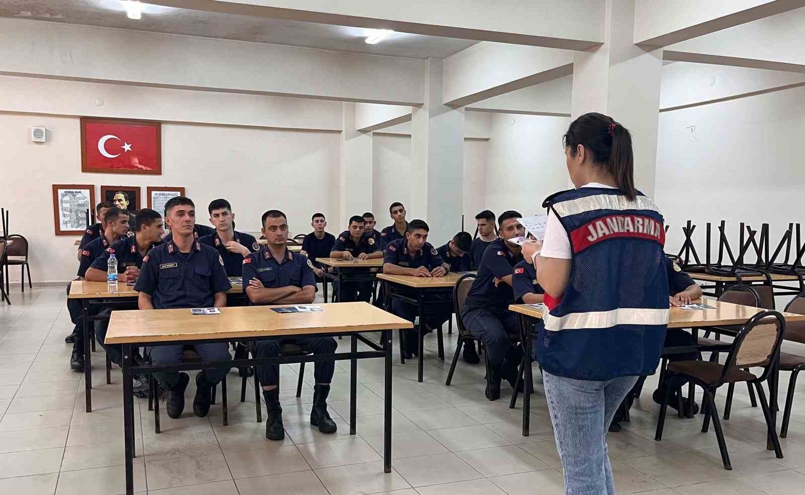 Jandarma personelleri 'kadına yönelik şiddetle mücadele' konusunda bilgilendirildi