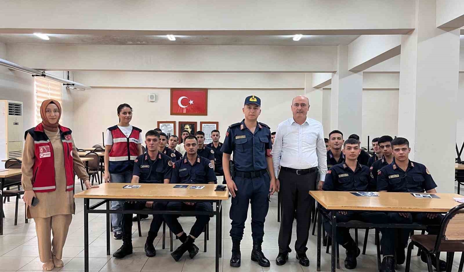 Jandarma personelleri 'kadına yönelik şiddetle mücadele' konusunda bilgilendirildi