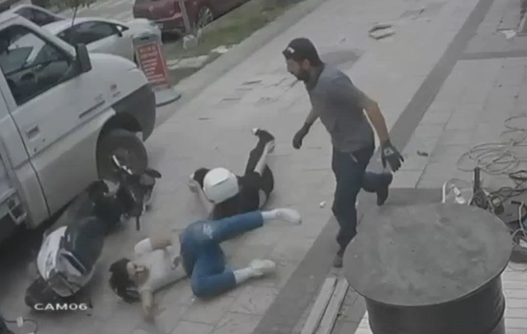 Kaldırım taşı kalkınca motosikletteki genç kızlar yere çakıldı