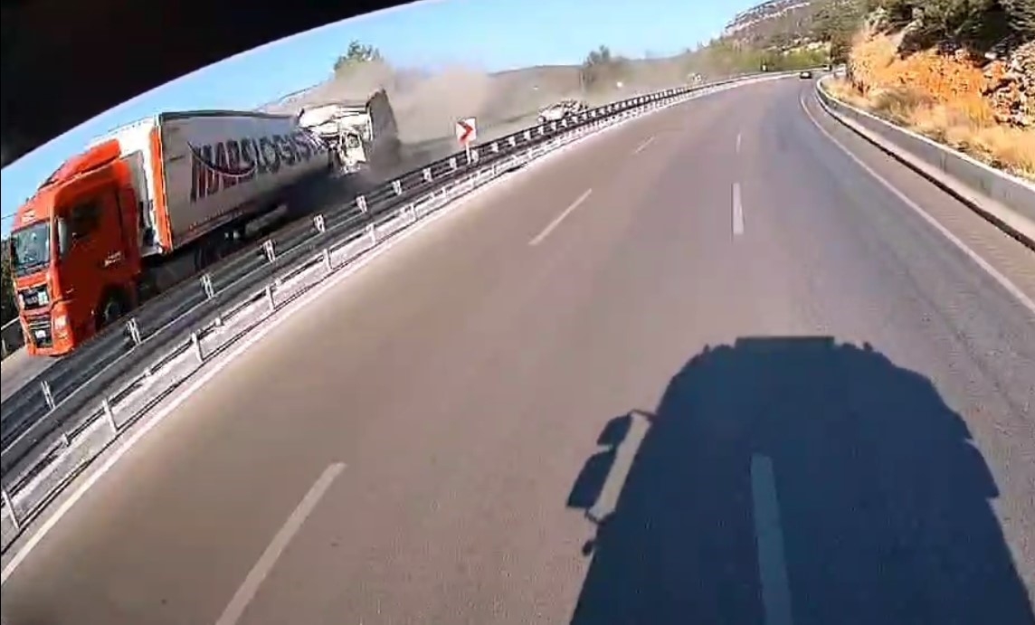 Kamyon tıra arkadan çarptı, ortalık savaş alanına döndü: 1 ölü