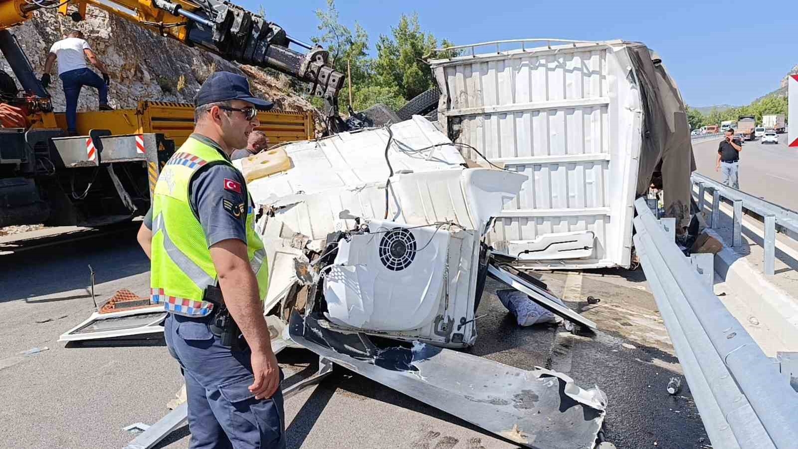 Kamyon tıra arkadan çarptı, ortalık savaş alanına döndü: 1 ölü