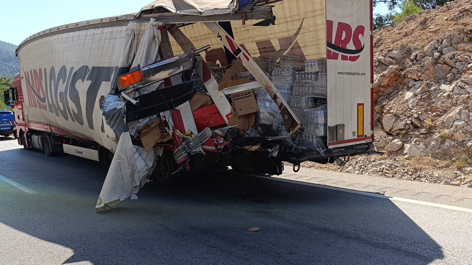 Kamyon tıra arkadan çarptı, ortalık savaş alanına döndü: 1 ölü