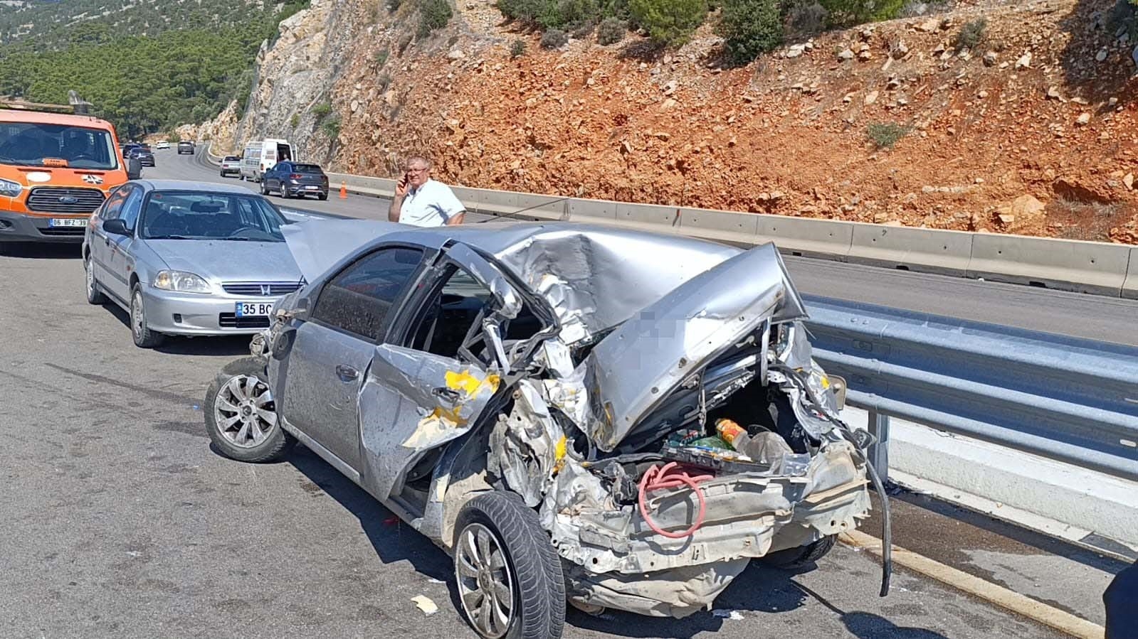 Kamyon tıra arkadan çarptı, ortalık savaş alanına döndü: 1 ölü