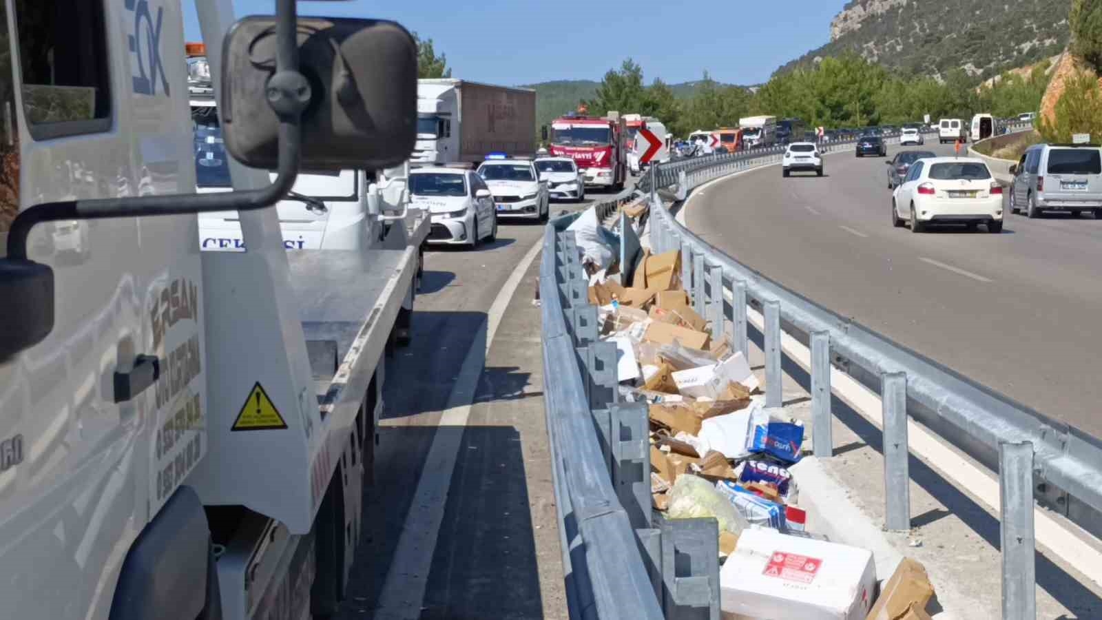 Kamyon tıra arkadan çarptı, ortalık savaş alanına döndü: 1 ölü