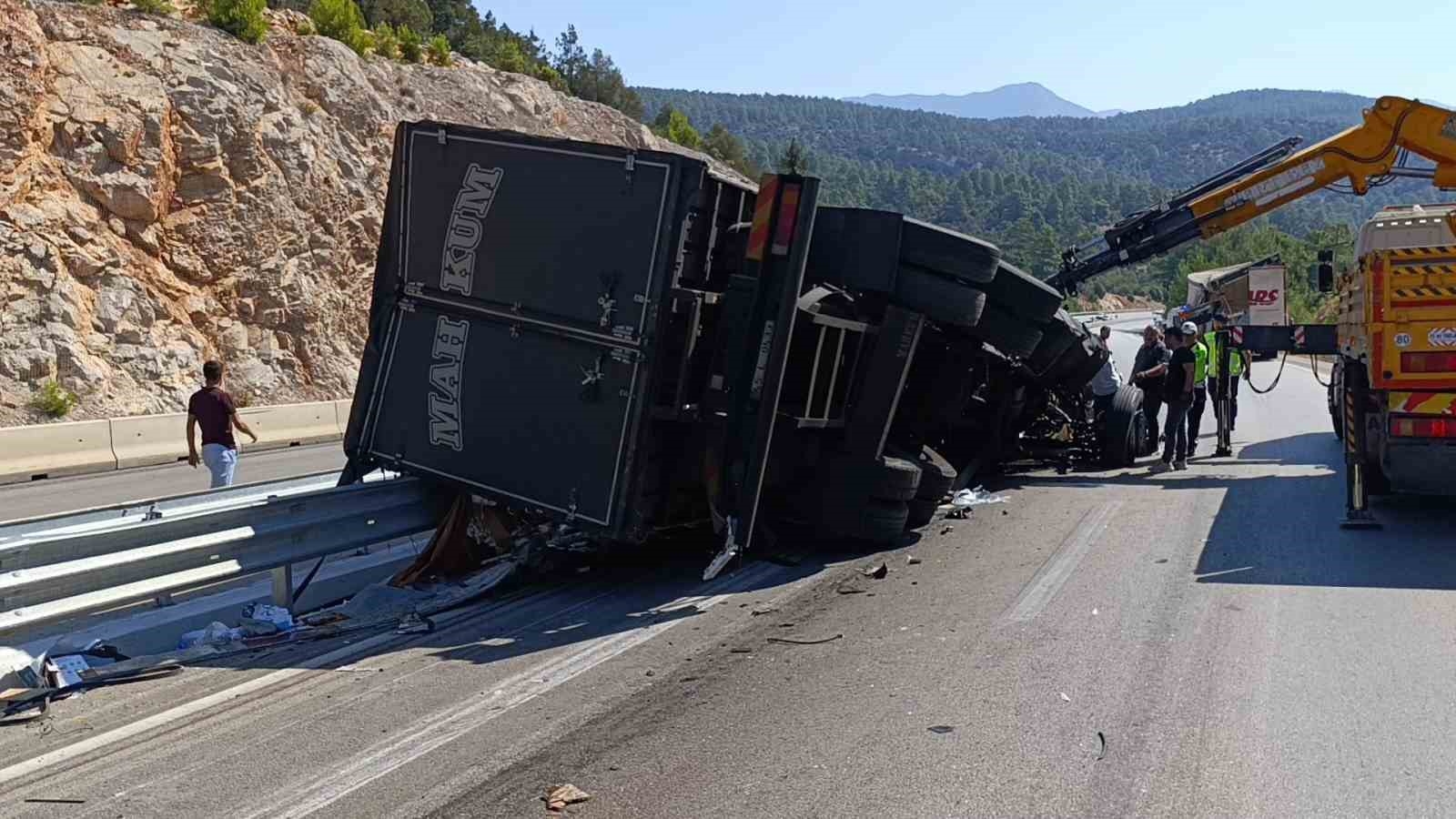 Kamyon tıra arkadan çarptı, ortalık savaş alanına döndü: 1 ölü