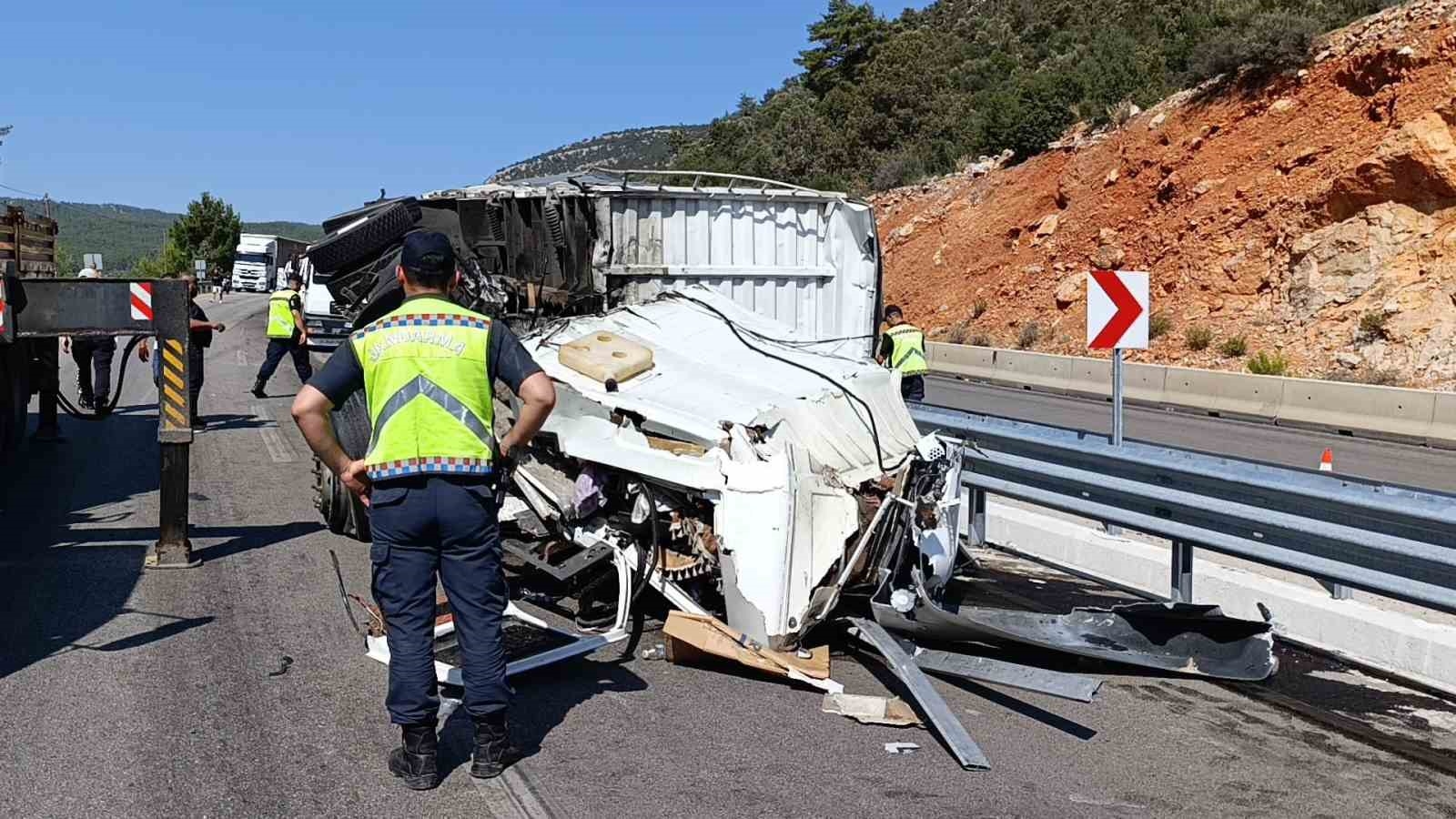 Kamyon tıra arkadan çarptı, ortalık savaş alanına döndü: 1 ölü