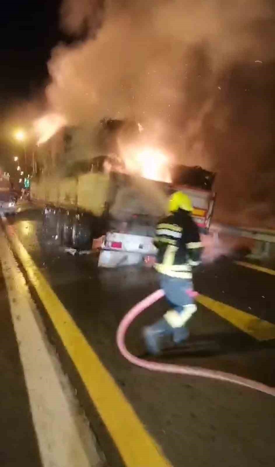 Karton yüklü tır yandı
