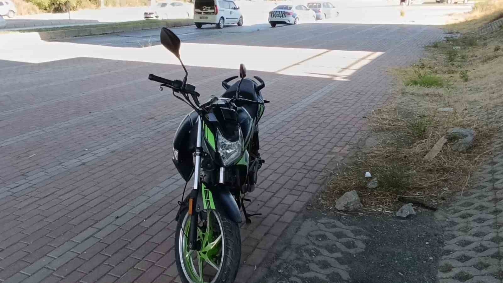 Kaza yapan motosiklet sürücüsüne yetersiz ehliyet ve muayene cezası