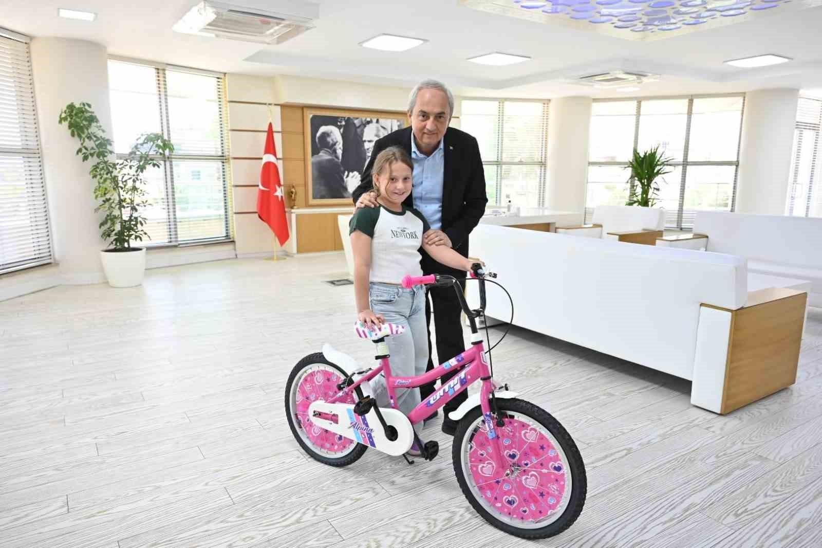 Kepez Belediye Başkanı Mesut Kocagöz'den küçük Seher'e bisiklet sürprizi