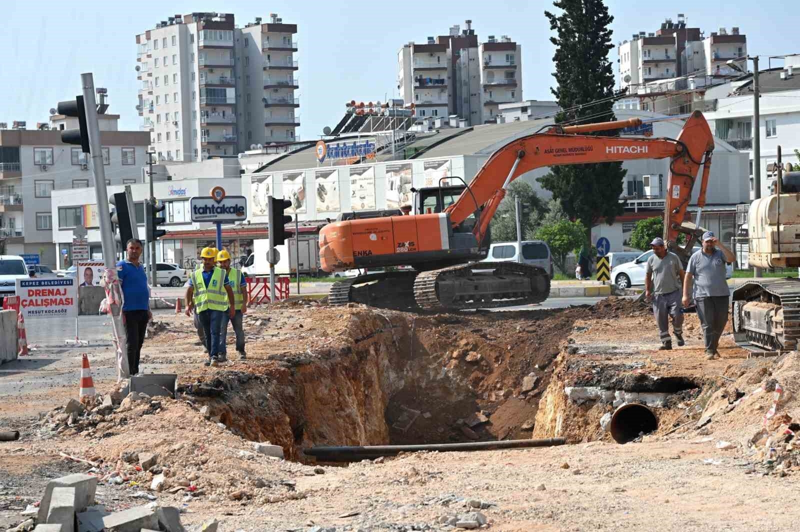 Kepez, Büyükşehir ile birlikte ilçenin yağmur suyu sorununu çözüyor