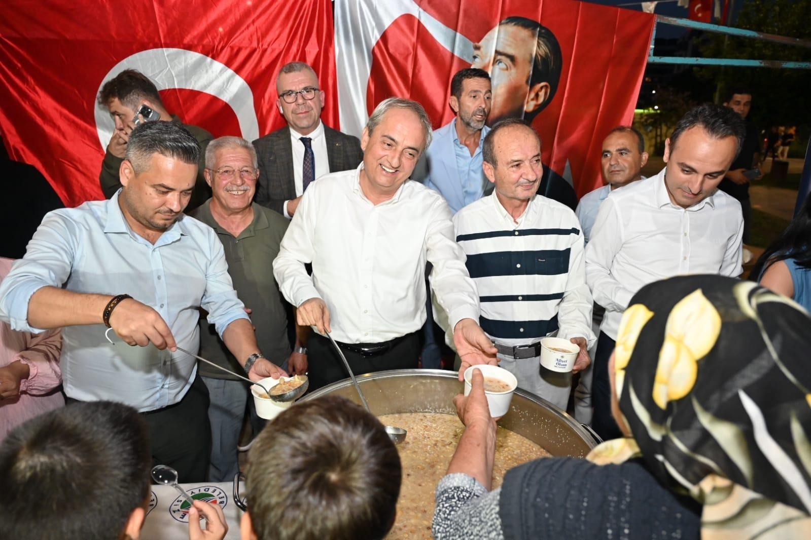 Kepez'de aşureler kaynadı, bereket paylaşıldı