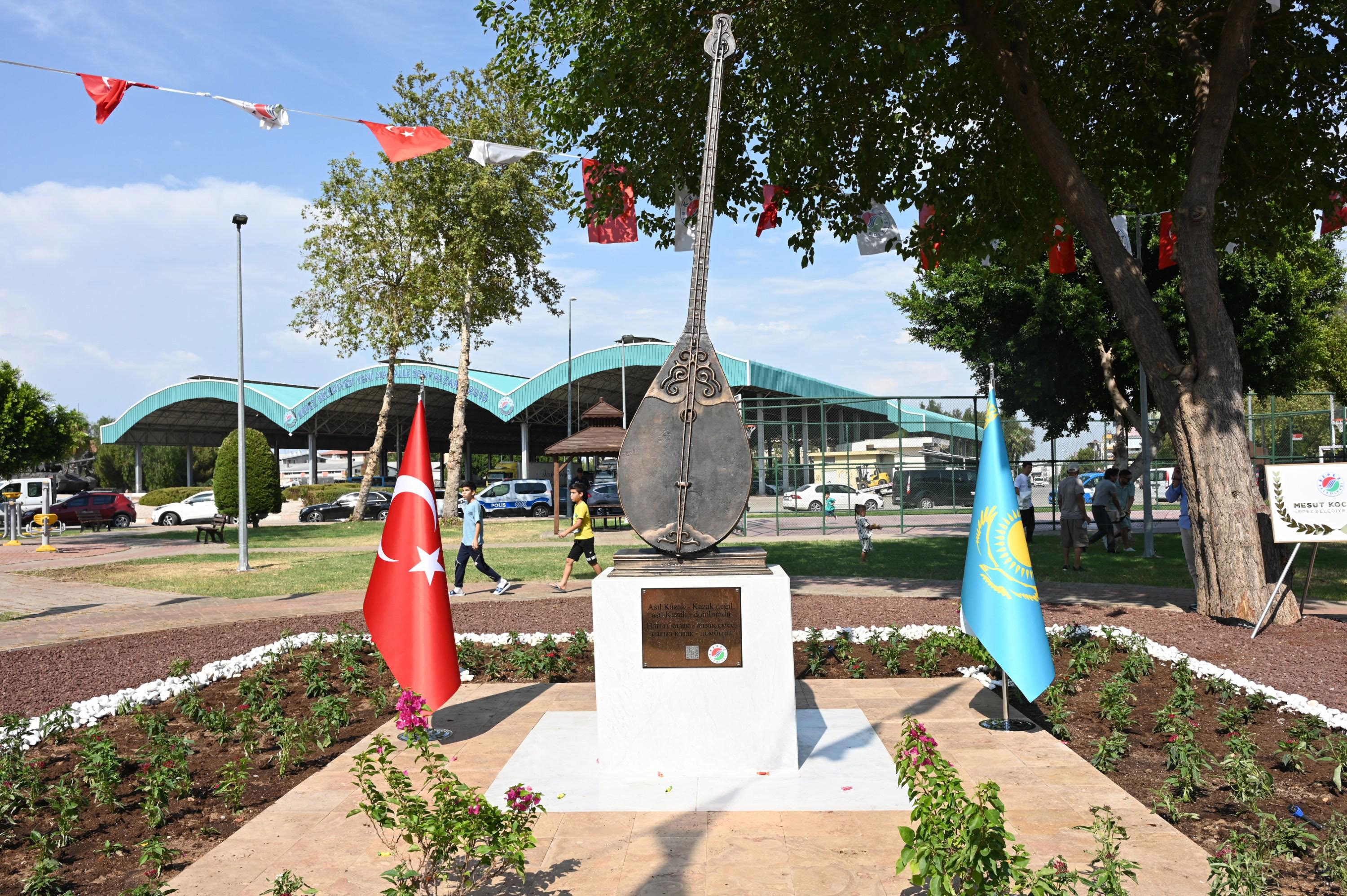 Kepez'de 'dombra anıtı'nın açılışı yapıldı