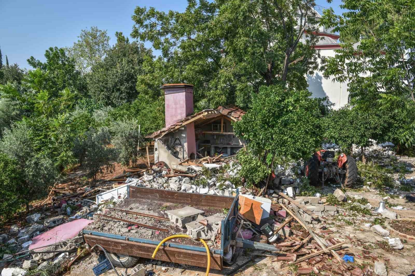 Kepez'de şiddetli fırtınanın yaraları sarılıyor