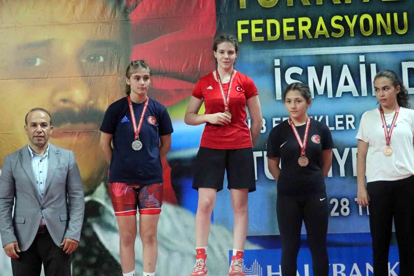 Kepez'in kadın güreşçileri Türkiye Şampiyonası'nda bronz madalya kazandı,