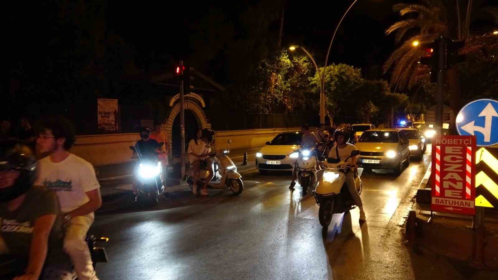 Kırmızı ışık ihlali yapan lüks otomobil ortalığı savaş alanına çevirdi