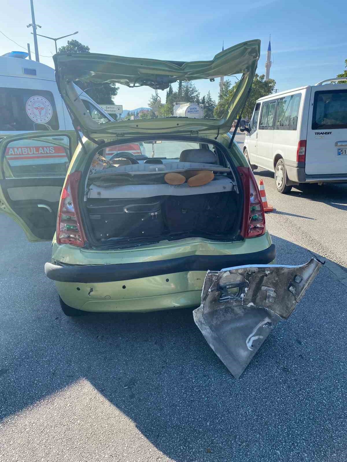 Kırmızı ışıkta bekleyen otomobile yolcu otobüsü çarptı: 3 yaralı