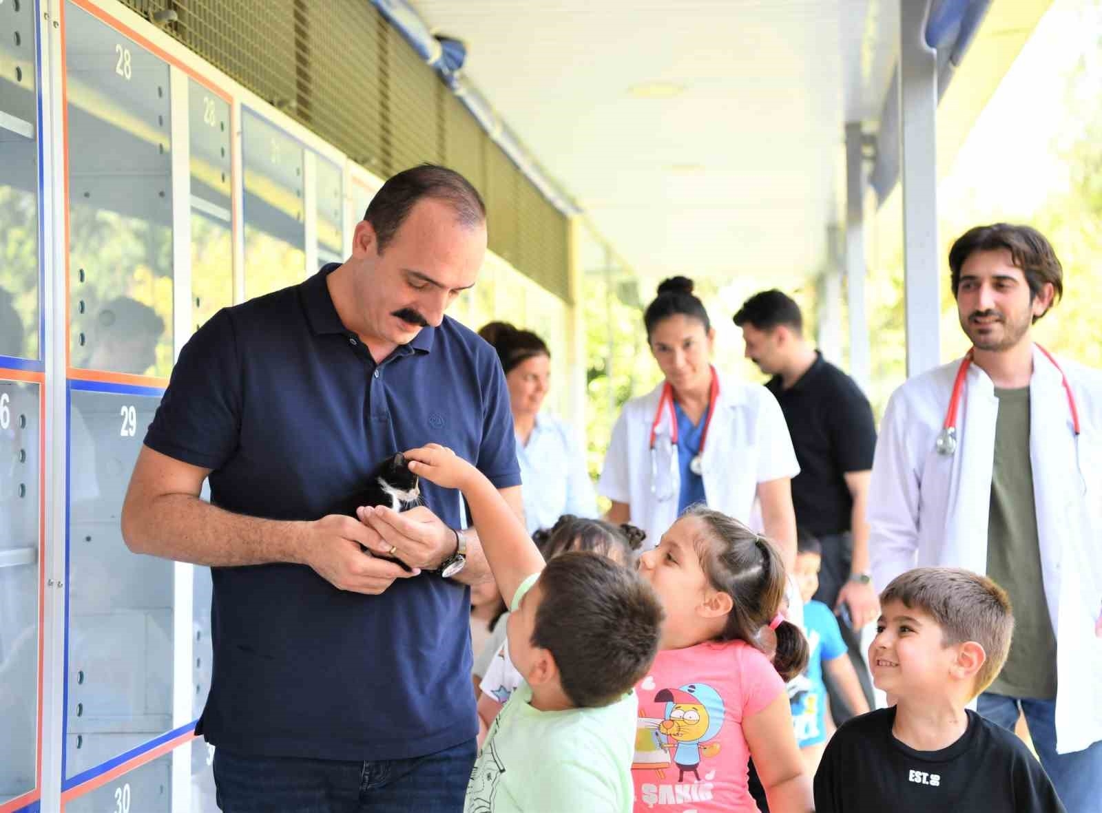 Konyaaltı belediyesi hayvan barınağı, minik öğrencileri ağırladı