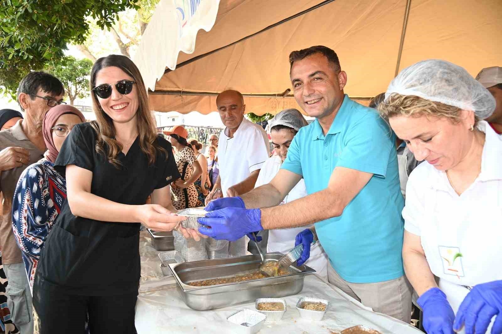 Manavgat Belediyesi 5 bin kase aşure dağıttı
