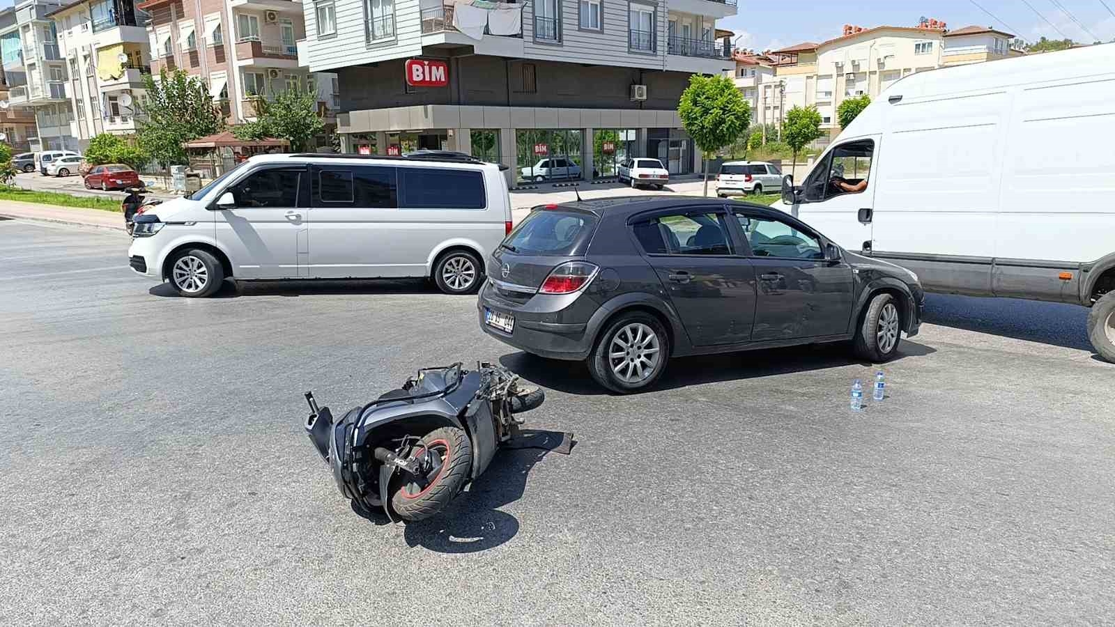 Manavgat'ta otomobil ile motosiklet çarpıştı: 1 yaralı