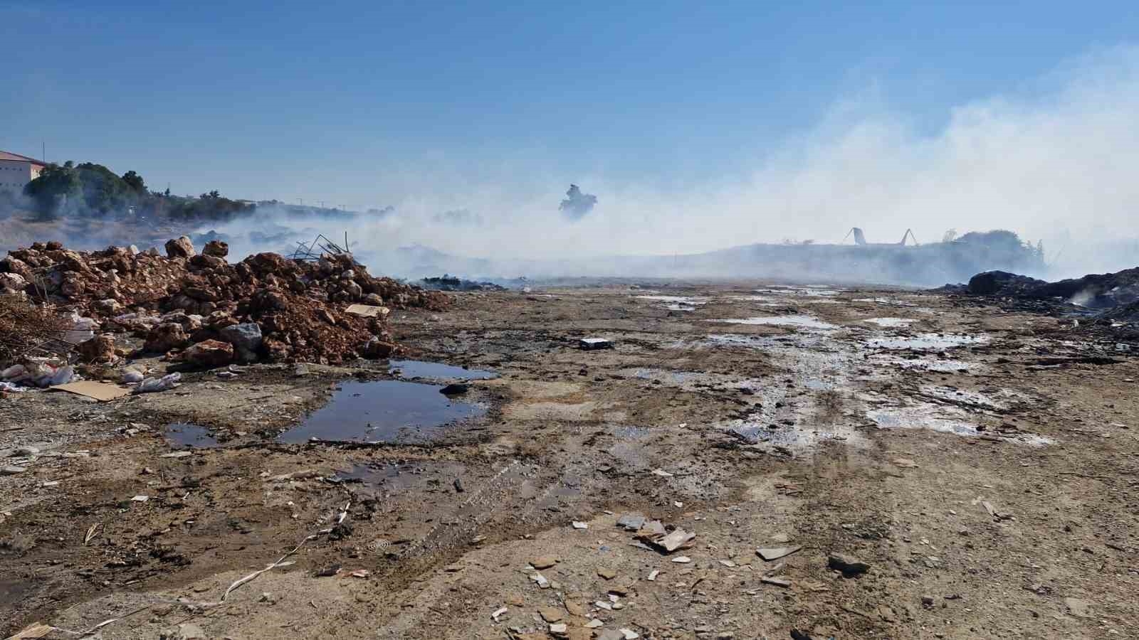 Mersin Silifke'de liman şantiyesinde yangın, ekipler havadan ve karadan müdahale ediyor