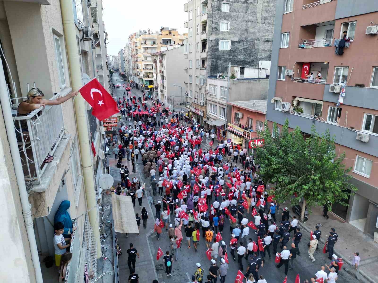 Mersin'de 15 Temmuz anma yürüyüşü düzenlendi, demokrasi nöbeti tutuldu